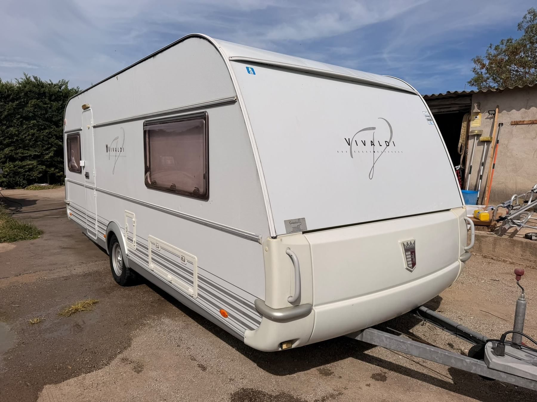 Front of a Vivaldi caravan resting on its drawbar in a yard