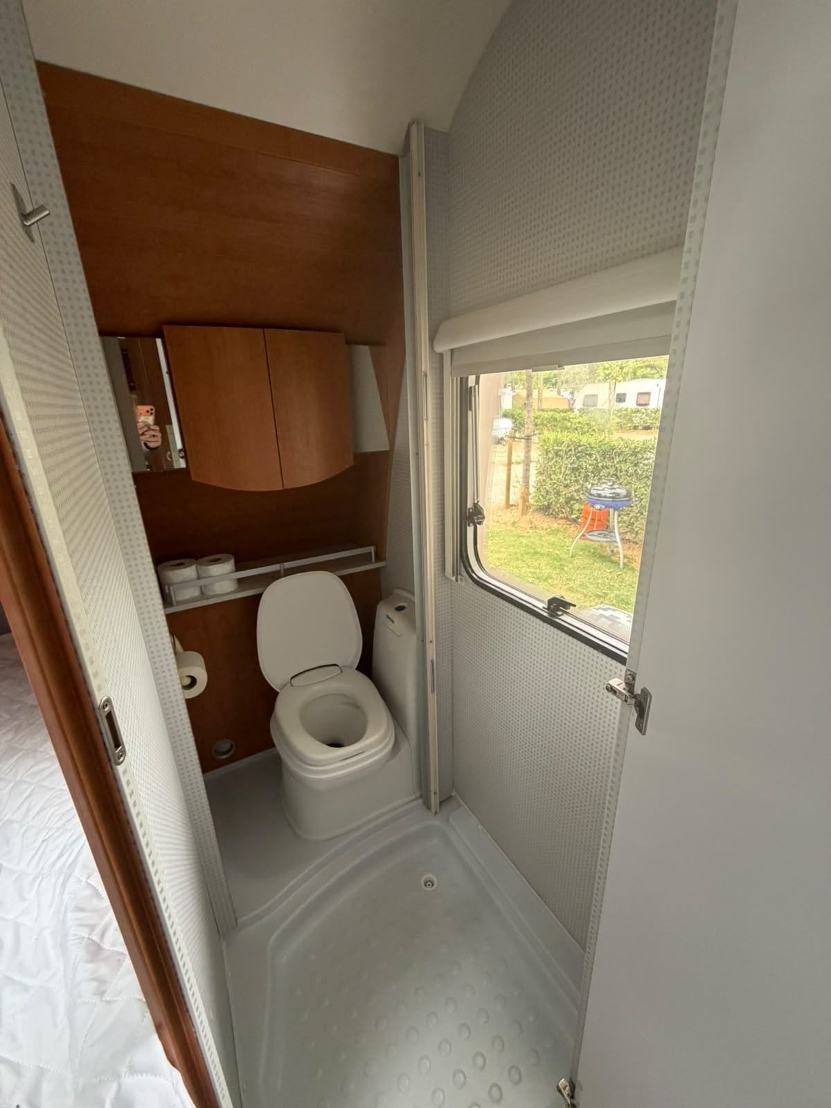 Caravan toilet compartment with shower tray