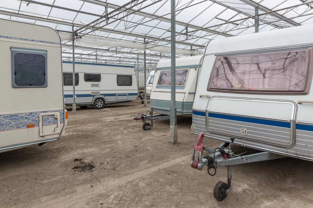 Caravan parkeren in een lege Nederlandse kas